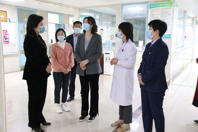 2023年3月31日，臨沂高新區(qū)黨工委委員魏克慧（右三）一行蒞臨兒童早期發(fā)展部看望慰問孤獨癥兒童家屬和醫(yī)護(hù)人員.jpg