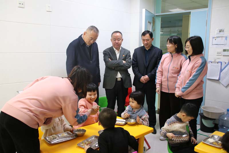 2023年4月6日，高新區(qū)管委會(huì)四級(jí)調(diào)研員尤偉生（左一）在高新區(qū)民政衛(wèi)生工作辦公室主任聶振興（左三)陪同下蒞臨兒童早期發(fā)展部看望指導(dǎo)工作.jpg
