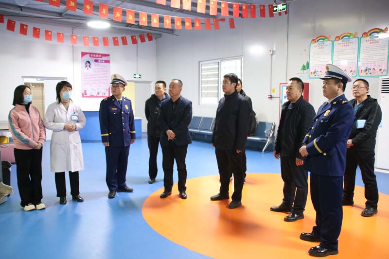 2024年1月31日下午，臨沂高新區(qū)黨工委委員、管委會副主任馬騰飛（右四），應(yīng)急局黨組書記、局長吳蘭廣（左四），消防大隊(duì)政治教導(dǎo)員高以磊（左三）一行蒞臨兒童早期發(fā)展部指導(dǎo)工作.jpg
