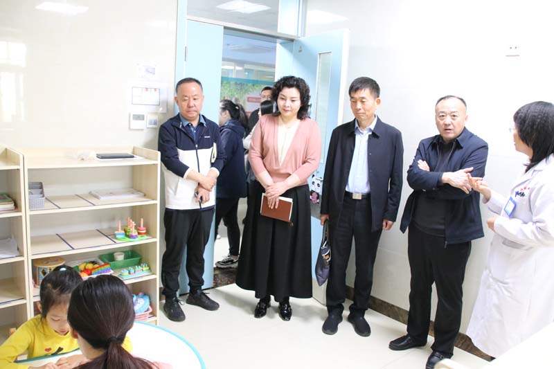 2024年4月23日，省紀(jì)委監(jiān)委派駐莒南縣洙邊鎮(zhèn)第一書(shū)記、省紀(jì)委監(jiān)委駐省工業(yè)和信息化廳紀(jì)檢監(jiān)察組副組長(zhǎng)、一級(jí)調(diào)研員孫寬亮（右三），莒南縣洙邊鎮(zhèn)衛(wèi)生院院長(zhǎng)羅永桂（右二）等一行蒞臨兒童早期發(fā)展部參觀指導(dǎo)工作.jpg