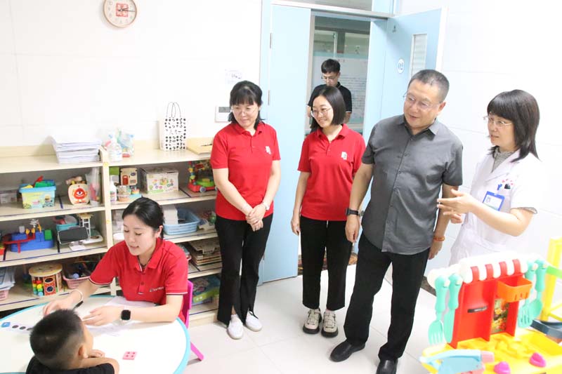2024年6月14日，山東省衛(wèi)生經(jīng)濟(jì)協(xié)會(huì)會(huì)長(zhǎng)，山東省醫(yī)學(xué)會(huì)副會(huì)長(zhǎng)，山東省衛(wèi)生健康委員會(huì)二級(jí)巡視員、醫(yī)療管理服務(wù)中心原黨委書記、主任王愛杰（右二）蒞臨兒童早期發(fā)展部參觀指導(dǎo)工作.jpg