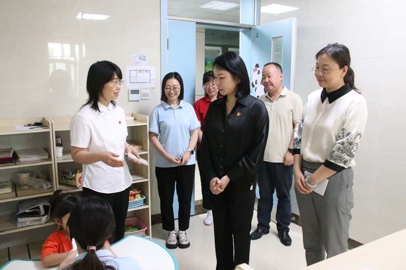 2024年6月26日，高新區(qū)黨工委副書記、管委會副主任劉春晨（前中）在院長丁育紅的陪同下蒞臨兒童早期發(fā)展部參觀指導(dǎo)工作.jpg